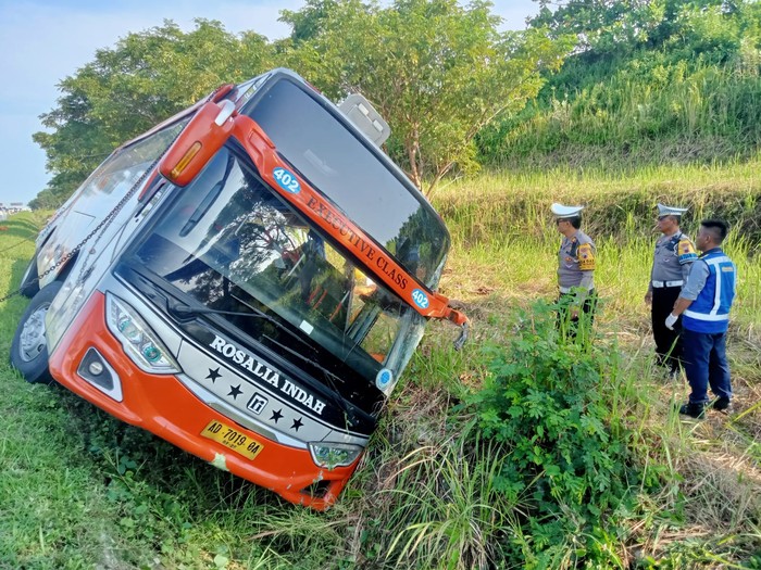 Kecelakaan bus di Tol Weleri, Kamis (11/4). (dok. istimewa).
