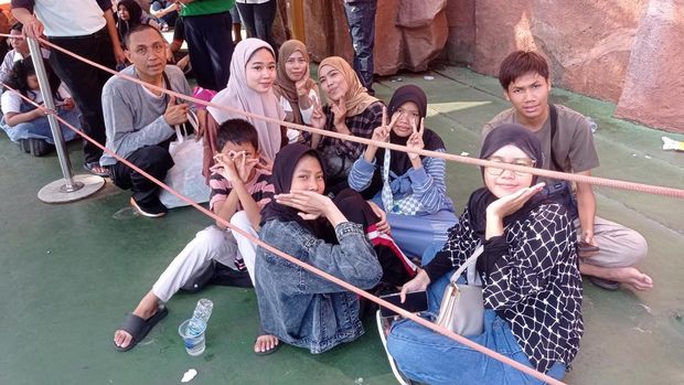 Neneng (40) bersama keluarganya baru pertama kali mengunjungi Dufan di Ancol, Jakarta Utara. Pada pekan libur Lebaran tahun-tahun sebelumnya, keluarga Neneng bertamasya Taman Margasatwa Ragunan atau Taman Mini Indonesia Indah (TMII).