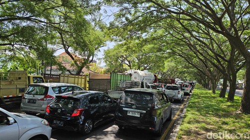 Kemacetan beberapa kilometer di Jalan Bypass Prof Dr Ida Bagus Mantra, Klungkung, Bali, Kamis (11/4/2024). (Foto: Putu Krista/detikBali)