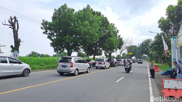 Kemacetan di jalur arteri Kecamatan Bandar Kedungmulyo, Jombang mulai berkurang