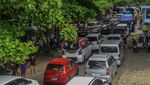Kendaraan Padati Akses Jalan Menuju Objek Wisata Pantai Carita