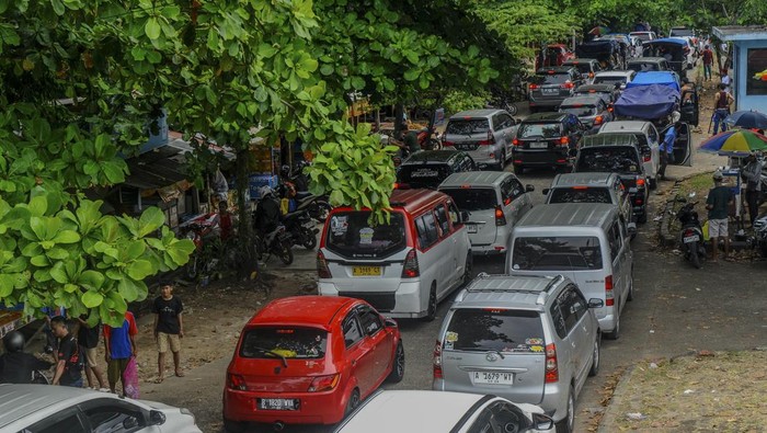 Sejumlah kendaraan roda empat dan roda dua terjebak kemacetan di Pandeglang, Banten, Kamis (11/4/2024). Kemacetan kendaraan yang didominasi kendaraan wisatawan sepanjang sekitar lima kilometer tersebut terjadi di jalur menuju kawasan wisata pantai Carita. ANTARA FOTO/Muhammad Bagus Khoirunas/nym.