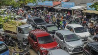 Kemacetam terjadi di jalur menuju kawasan wisata pantai Carita. 