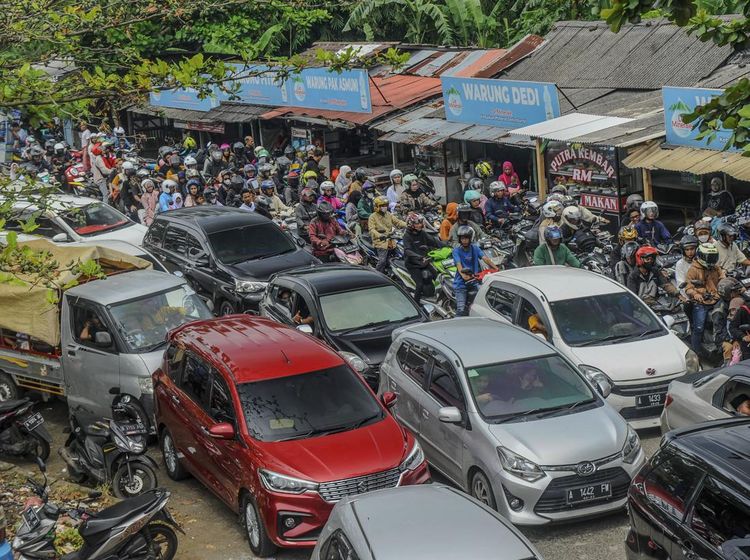 Kendaraan Padati Akses Jalan Menuju Objek Wisata Pantai Carita