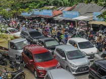 Kendaraan Padati Akses Jalan Menuju Objek Wisata Pantai Carita