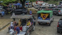 Kemacetan kendaraan yang didominasi kendaraan wisatawan sepanjang sekitar lima kilometer.