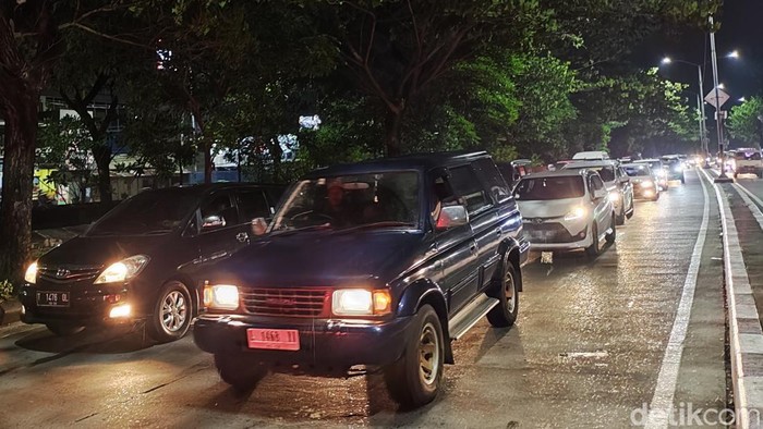 Kepadatan di Jalan Kedung Cowek Surabaya