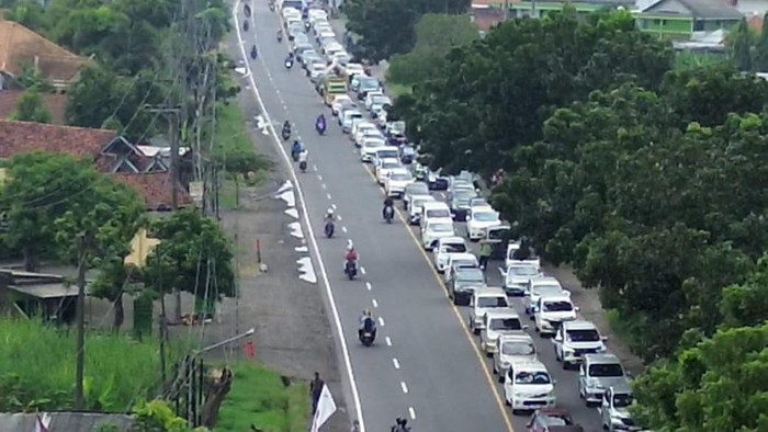 Kepadatan lalu lintas di jalur arteri Bandar Kedungmulyo