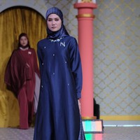 Nina Nugroho menghadirkan koleksi Hari Raya dengan tema Simplicity. Baju Lebaran 2024 karya Nina, terinspirasi dari keseharian perempuan aktif yang memiliki multi peran mulai dari sebagai ibu, istri, sekaligus sebagai anak bagi orang tuanya. Foto: Dok. Nina Nugroho.