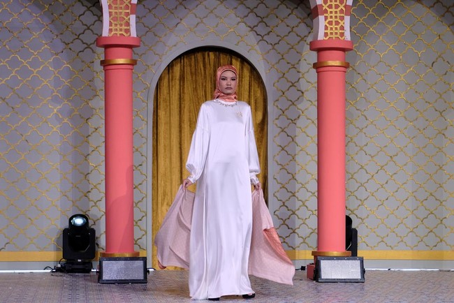 Nina Nugroho menghadirkan koleksi Hari Raya dengan tema Simplicity. Baju Lebaran 2024 karya Nina, terinspirasi dari keseharian perempuan aktif yang memiliki multi peran mulai dari sebagai ibu, istri, sekaligus sebagai anak bagi orang tuanya.  Foto: Dok. Nina Nugroho.