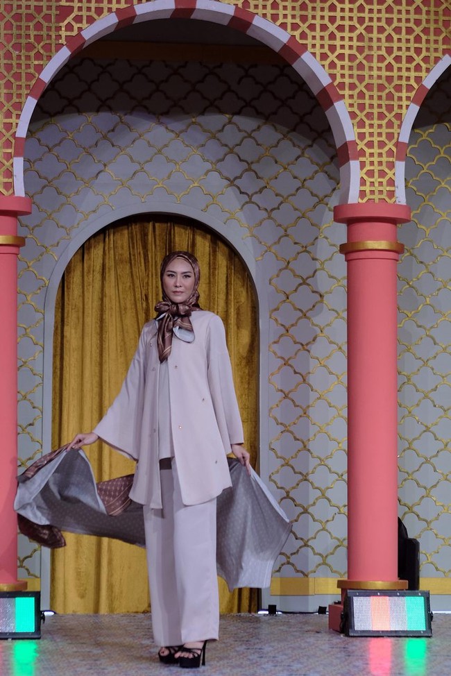 Nina Nugroho menghadirkan koleksi Hari Raya dengan tema Simplicity. Baju Lebaran 2024 karya Nina, terinspirasi dari keseharian perempuan aktif yang memiliki multi peran mulai dari sebagai ibu, istri, sekaligus sebagai anak bagi orang tuanya. Foto: Dok. Nina Nugroho.