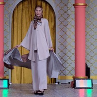 Nina Nugroho menghadirkan koleksi Hari Raya dengan tema Simplicity. Baju Lebaran 2024 karya Nina, terinspirasi dari keseharian perempuan aktif yang memiliki multi peran mulai dari sebagai ibu, istri, sekaligus sebagai anak bagi orang tuanya. Foto: Dok. Nina Nugroho.