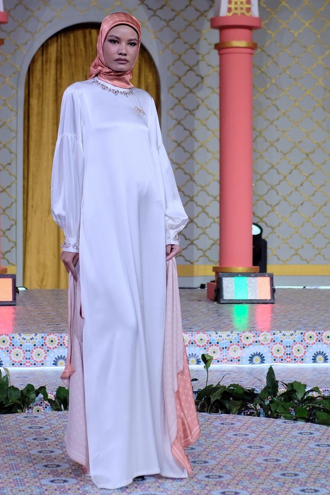 Nina Nugroho menghadirkan koleksi Hari Raya dengan tema Simplicity. Baju Lebaran 2024 karya Nina, terinspirasi dari keseharian perempuan aktif yang memiliki multi peran mulai dari sebagai ibu, istri, sekaligus sebagai anak bagi orang tuanya. Foto: Dok. Nina Nugroho.