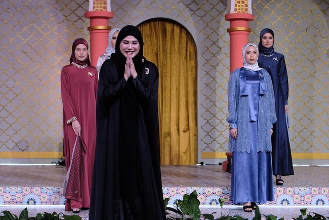 Nina Nugroho menghadirkan koleksi Hari Raya dengan tema Simplicity. Baju Lebaran 2024 karya Nina, terinspirasi dari keseharian perempuan aktif yang memiliki multi peran mulai dari sebagai ibu, istri, sekaligus sebagai anak bagi orang tuanya. Foto: Dok. Nina Nugroho.