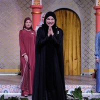 Nina Nugroho menghadirkan koleksi Hari Raya dengan tema Simplicity. Baju Lebaran 2024 karya Nina, terinspirasi dari keseharian perempuan aktif yang memiliki multi peran mulai dari sebagai ibu, istri, sekaligus sebagai anak bagi orang tuanya. Foto: Dok. Nina Nugroho.