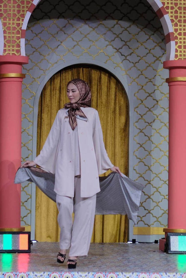 Nina Nugroho menghadirkan koleksi Hari Raya dengan tema Simplicity. Baju Lebaran 2024 karya Nina, terinspirasi dari keseharian perempuan aktif yang memiliki multi peran mulai dari sebagai ibu, istri, sekaligus sebagai anak bagi orang tuanya. Foto: Dok. Nina Nugroho.