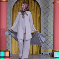 Nina Nugroho menghadirkan koleksi Hari Raya dengan tema Simplicity. Baju Lebaran 2024 karya Nina, terinspirasi dari keseharian perempuan aktif yang memiliki multi peran mulai dari sebagai ibu, istri, sekaligus sebagai anak bagi orang tuanya. Foto: Dok. Nina Nugroho.