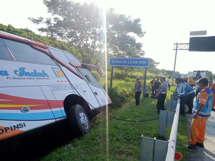 Kondisi bus PO Rosalia Indah yang kecelakaan di Tol Batang, Kamis (11/4/2024).