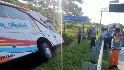 Kondisi bus PO Rosalia Indah yang kecelakaan di Tol Batang, Kamis (11/4/2024).