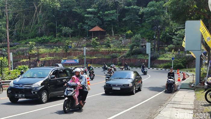 Kondisi kendaraan yang mulai ramai melintas di jalan Jogja-Wonosari di Hargodumilah, Gunungkidul, Kamis (11/4/2024).