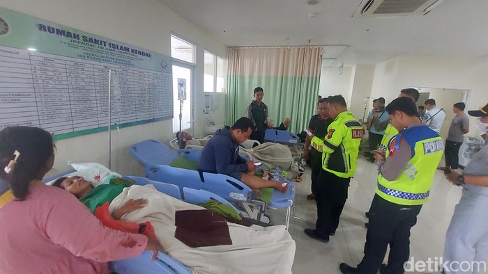 Korban kecelakaan bus Rosalia Indah dirawat di RSI Kendal, Kamis (11/4/2024).