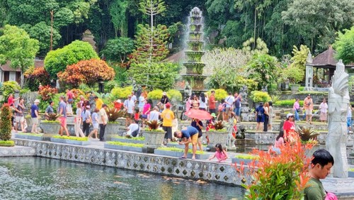Kunjungan wisatawan ke Tirta Gangga, Karangasem, Bali, meningkat saat libur Lebaran.