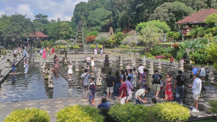 Kunjungan wisatawan ke Tirta Gangga, Karangasem, Bali, meningkat saat libur Lebaran.