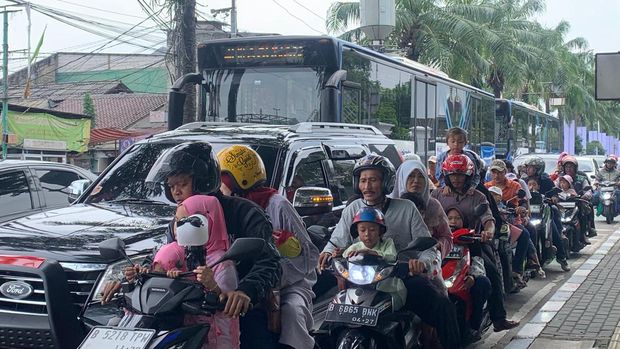 Lalin di Jalan RM Harsono arah Ragunan macet imbas pengunjung padati Ragunan