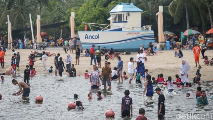 Kawasan Ancol selalu menjadi primadona kala libur Lebaran tiba. Salah satunya di Pantai Karnaval yang terlihat ramai warga.