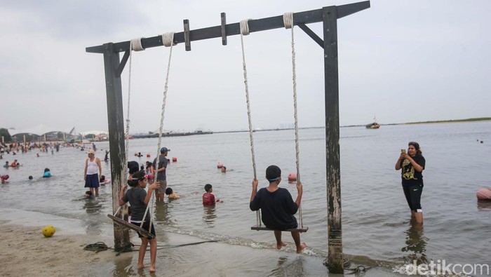 Lebaran Hari Kedua, Pantai Ancol Mulai Dipadati Pengunjung Kawasan Ancol selalu menjadi primadona kala libur Lebaran tiba. Salah satunya di Pantai Karnaval yang terlihat ramai warga.