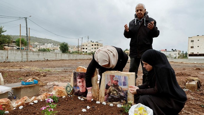 Palestinians visit the graves of their relatives who were killed by Israel, on the first day of Eid al-Fitr, which marks the end of the Muslim holy fasting month of Ramadan, in Jenin camp in the Israeli-occupied West Bank, April 10, 2024. REUTERS/Raneen Sawafta