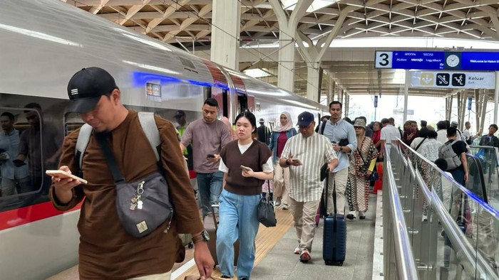 Libur Lebaran, Warga Langsung Serbu Kereta Cepat Penumpang Kereta Cepat Whoosh mengalami peningkatan pada hari Lebaran. Terutama keberangkatan dari Stasiun Halim menuju Stasiun Padalarang maupun Tegalluar.