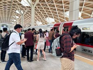 Penumpang Kereta Cepat Whoosh Diprediksi Tembus 20 Ribu Orang Hari Ini