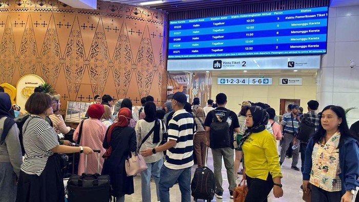 Penumpang Kereta Cepat Whoosh mengalami peningkatan pada hari Lebaran. Terutama keberangkatan dari Stasiun Halim menuju Stasiun Padalarang maupun Tegalluar.