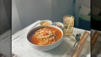Korean Air pernah mendapatkan penghargaan atas hidangan penerbangan terbaik. Menu ciri khasnya adalah ramyeon hangat yang rasanya seperti buatan rumahan. Foto: Tasting Table