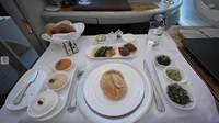 Air New Zealand punya menu unik yang dijamin membuat penumpang kenyang dengan puas. Ada roti yang masih hangat hingga steak layaknya restoran disajikan oleh maskapai ini. Foto: Tasting Table