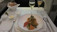 Oman Air terkenal dengan enam jenis makanan pembuka yang mewah dan enak. Maskapai ini disebut yang terbaik oleh netizen karena mematok tiket yang tak terlalu mahal untuk penerbangan sekelasnya. Foto: Tasting Table