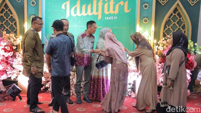 Masyarakat Palembang silahturahmi ke rumah dinas Wali Kota Palembang.