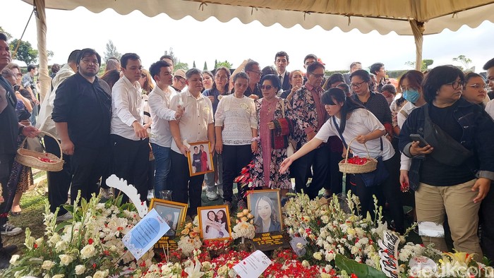 Proses pemakaman Melitha Sidabutar di San Diego Hills, Karawang, Jawa Barat pada Kamis (11/4/2024).