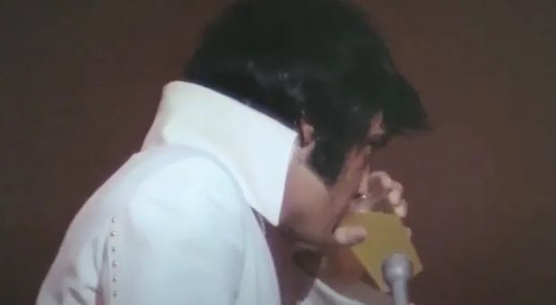 Minuman Favorit Elvis Presley yang Tak Boleh Absen Sebelum Manggung