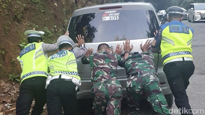 Mobil mogok di Jalan Poros Maros-Bone.