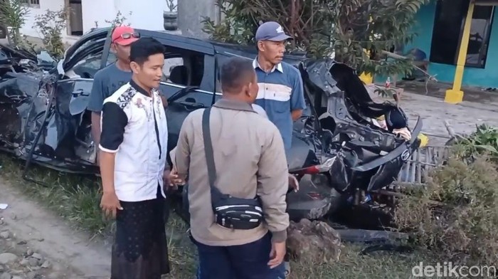 Mobil penumpang ditabrak kereta di Bulakamba, Brebes, Rabu (11/4/2024).