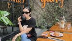 Momen Selvi Kitty Ngopi di Kafe hingga Cicip Kuliner Tradisional