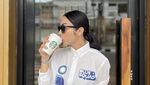Momen Selvi Kitty Ngopi di Kafe hingga Cicip Kuliner Tradisional