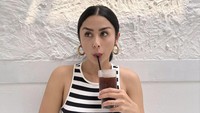 Tidak hanya espresso, artis 30 tahun itu juga sempat terlihat sedang menyeruput segelas es kopi. Kira-kira es kopi apa ya itu? Foto: Instagram @selvikitty