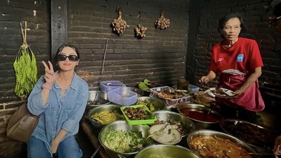 Momen Selvi Kitty Ngopi di Kafe hingga Cicip Kuliner Tradisional