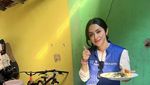 Momen Selvi Kitty Ngopi di Kafe hingga Cicip Kuliner Tradisional