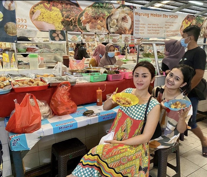 Momen Selvi Kitty Ngopi di Kafe hingga Cicip Kuliner Tradisional