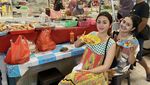 Momen Selvi Kitty Ngopi di Kafe hingga Cicip Kuliner Tradisional