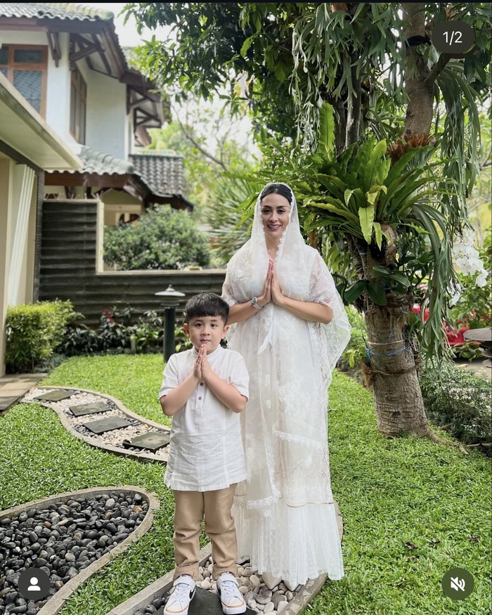 Momen Selvi Kitty Ngopi di Kafe hingga Cicip Kuliner Tradisional